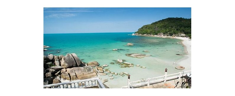 酒店位置 水晶湾海滩渡假村位于苏梅岛的银色海滩,只需几分钟便能到达银滩和水晶湾。 该海滩度假村紧邻密室逃脱及拉迈海滩。 客房 有 27 间空调客房提供存放一些免费物品的迷你吧;您定能在旅途中找到家的舒适。免费无线上网让您与朋友保持联系;有线节目可满足您的娱乐需求。浴室提供淋浴设施和免费洗浴用品。便利设施包括保险箱和泡茶/咖啡用具;而且每天提供客房服务。 设施 您可充分利用室外游泳池等度假设施,或者到露台和花园欣赏美景。此度假村还提供免费无线上网和旅游/票务服务。 餐饮 您可以到餐厅享用一顿美餐;也可去度假
