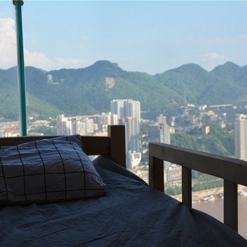 重庆荒岛村50层高的落地窗江景套房公寓(长滨路九码头分店)酒店提供图片
