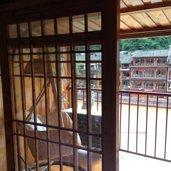 凤凰浪漫满屋驿站酒店提供图片