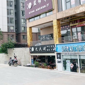 成都花艺师小龙公寓(何山路分店)