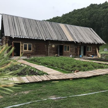 布尔津静逸时光景观客栈