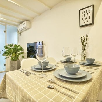 上海弄堂里13号线淮海中路清新Loft复式(延安高架路店)酒店提供图片