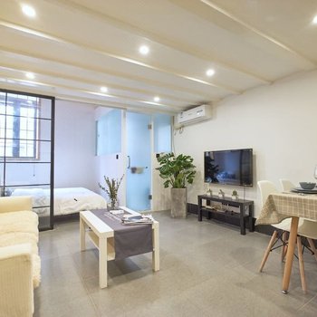 上海弄堂里13号线淮海中路清新Loft复式(延安高架路店)酒店提供图片