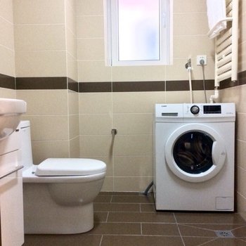 青岛慈眉善目耄耋翁公寓(东海西路与云安路交叉口分店)酒店提供图片