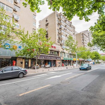 洛兮儿特色民宿(青岛菏泽四路店)