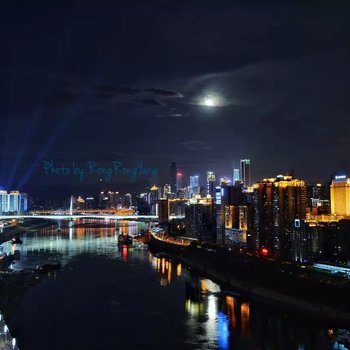 重庆在37楼俯瞰渝中半岛城市天际线江景两房普通公寓酒店提供图片