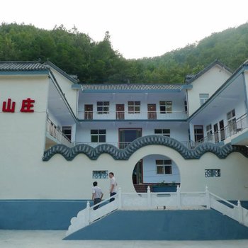 鸡冠洞聚客隆山庄