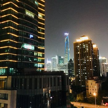 上海陆家嘴金融中心豪宅一线江景观看夜上海公寓