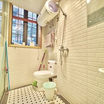 上海弄堂里13号线淮海中路清新Loft复式(延安高架路店)酒店提供图片