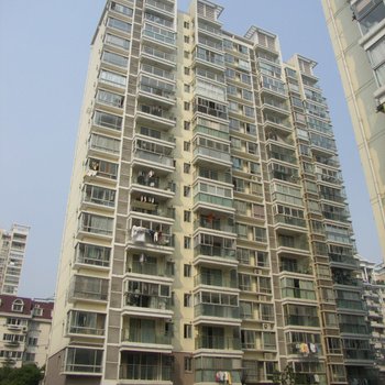 鸿运日租房(烟台东方巴黎购物街四店)