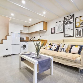 上海弄堂里13号线淮海中路清新Loft复式(延安高架路店)酒店提供图片