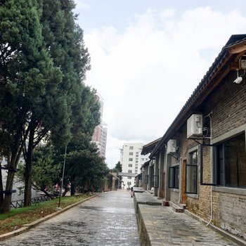 丘北隐逸水镇民宿