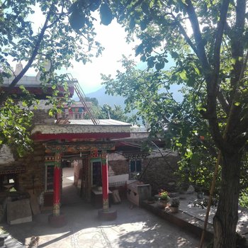 丹巴格西拥中民居接待站酒店提供图片