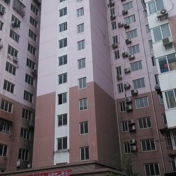 鸿运日租房(烟台东方巴黎购物街二店)