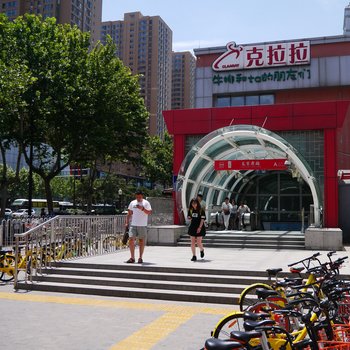 西安地铁口的印象城西安普通公寓酒店提供图片