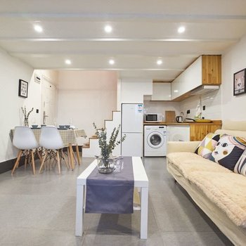 上海弄堂里13号线淮海中路清新Loft复式(延安高架路店)酒店提供图片