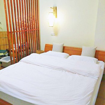 龙陵玉洁主题酒店