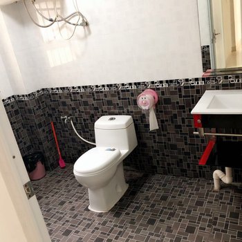 南宁猪乔治公寓(云端陶绘美术馆分店)
