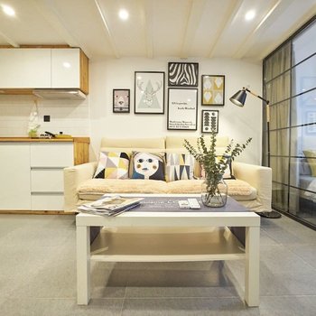 上海弄堂里13号线淮海中路清新Loft复式(延安高架路店)酒店提供图片