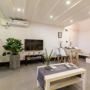 上海弄堂里13号线淮海中路清新Loft复式(延安高架路店)酒店提供图片