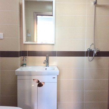 青岛慈眉善目耄耋翁公寓(东海西路与云安路交叉口分店)酒店提供图片