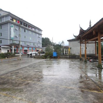 瓦屋山利君休闲度假庄