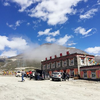 康定新都桥折多山驿站酒店提供图片