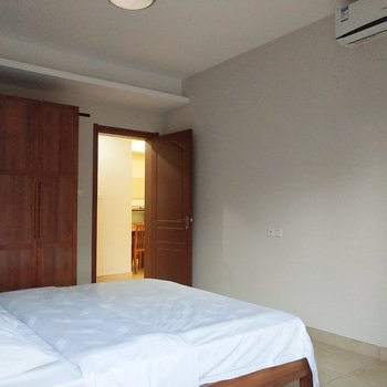 男孩公寓(万宁兴梅大道店)酒店提供图片