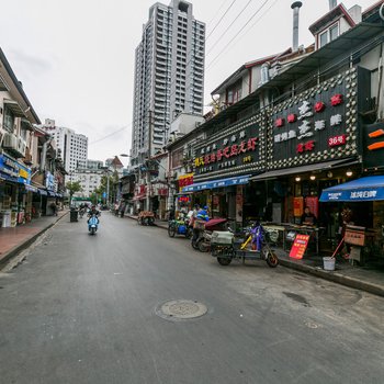 上海俪舍绚丽夜景2号地铁大圆床房复式(淮海东路店)酒店提供图片