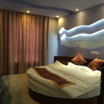 迪庆月半湾主题酒店酒店提供图片