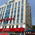 莫泰酒店(武汉华师大广埠屯地铁站店)外观图 莫泰酒店(武汉华师大广埠屯地铁站店)外观图
