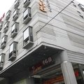 莫泰168(广州花都高铁北站店)外观图 莫泰168(广州花都高铁北站店)外观图