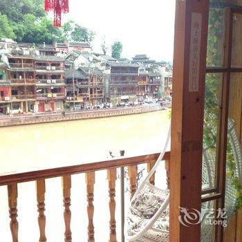凤凰浪漫满屋驿站酒店提供图片