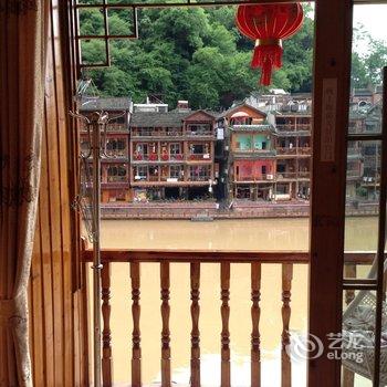 凤凰浪漫满屋驿站酒店提供图片