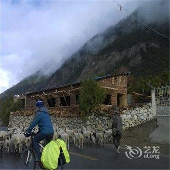 八宿然乌湖渡外云居客栈酒店提供图片