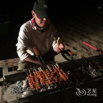 敦煌鸣沙山月牙泉沙漠露营特色住宿酒店提供图片