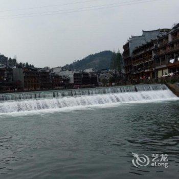 凤凰倚窗听雨客栈酒店提供图片