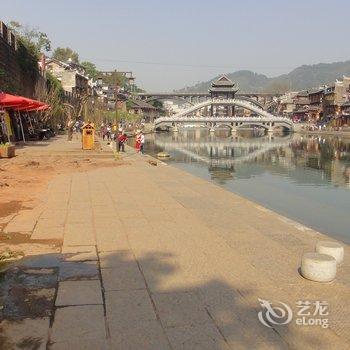 凤凰聆风水岸客栈酒店提供图片