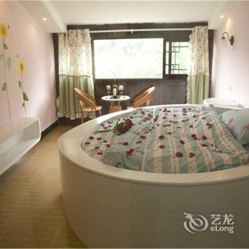 凤凰百花园临江主题客栈酒店提供图片