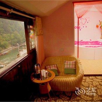 凤凰百花园临江主题客栈酒店提供图片