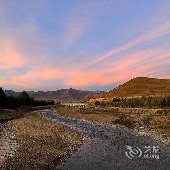 稻城牧马人客栈酒店提供图片