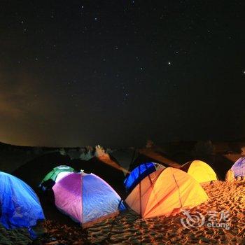 敦煌鸣沙山月牙泉沙漠露营特色住宿酒店提供图片