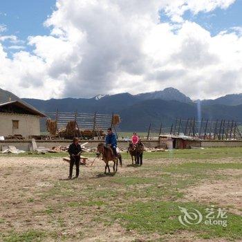 香格里拉东山顶上牧场客栈酒店提供图片