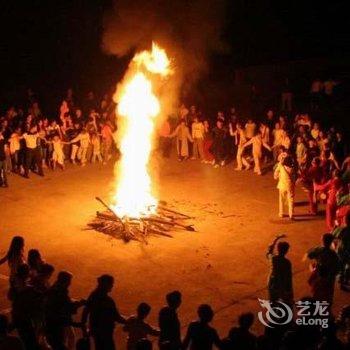 敦煌大漠骆驼户外露营基地住宿酒店提供图片