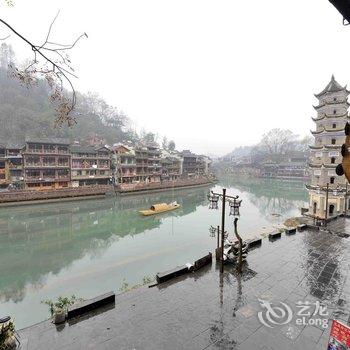 凤凰聆江沐月假日客栈酒店提供图片