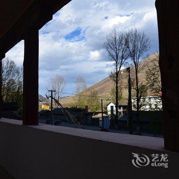 新都桥山间桐花里客栈酒店提供图片