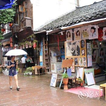 凤凰六年二班客栈-忆栈酒店提供图片