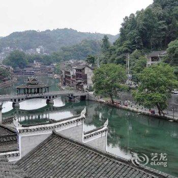 凤凰百花园临江主题客栈酒店提供图片