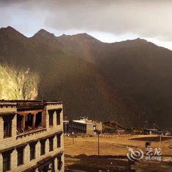 稻城知白雪山艺术酒店酒店提供图片