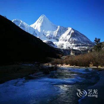 稻城知白雪山艺术酒店酒店提供图片